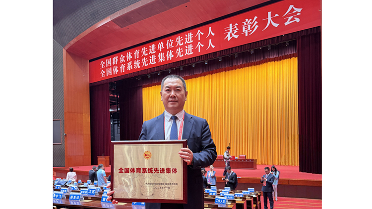 高向辉、贾宗洋作为全国体育系统先进集体、先进个人代表受到习近平总书记亲切接见